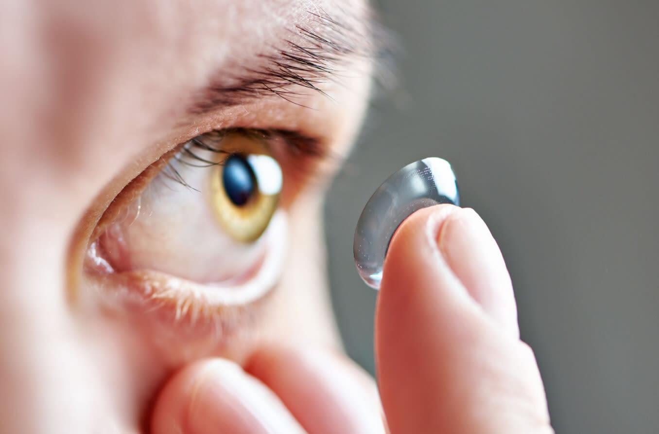 Variedad de gafas y lentes de contacto para corrección visual